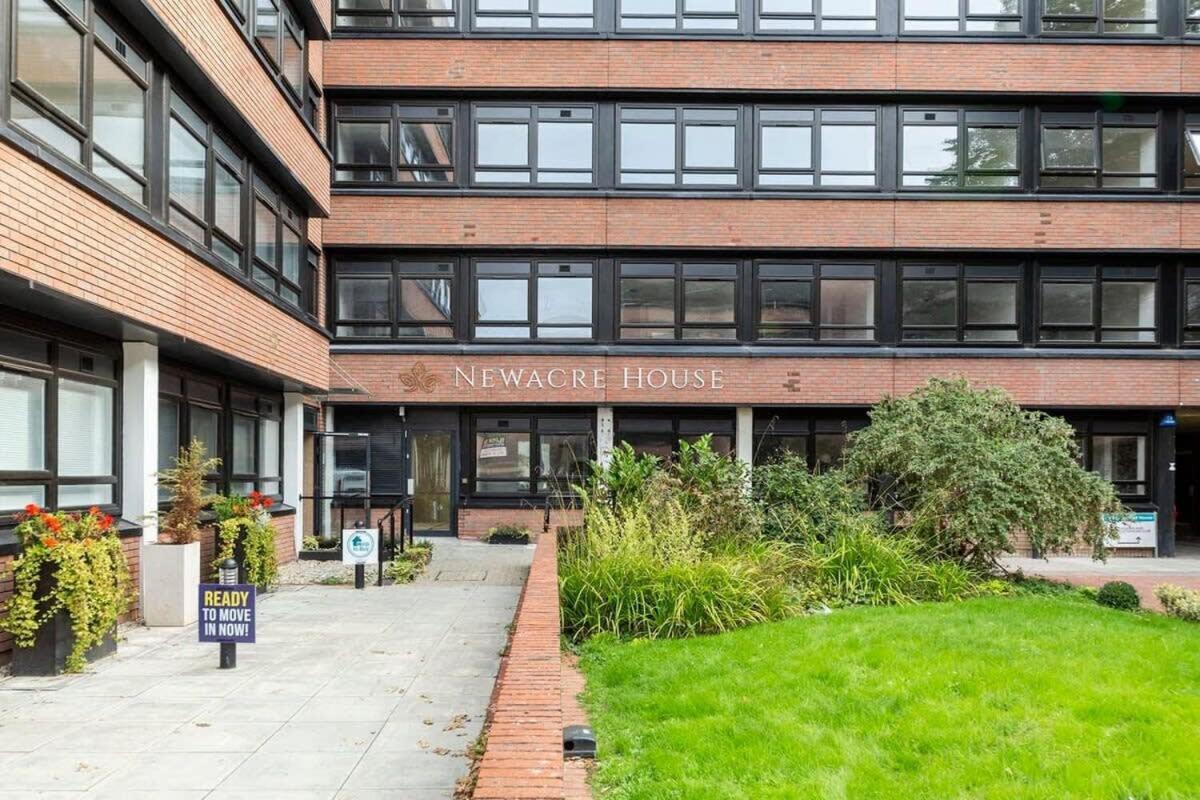 Bright Contemporary Studio In East Grinstead Exterior photo